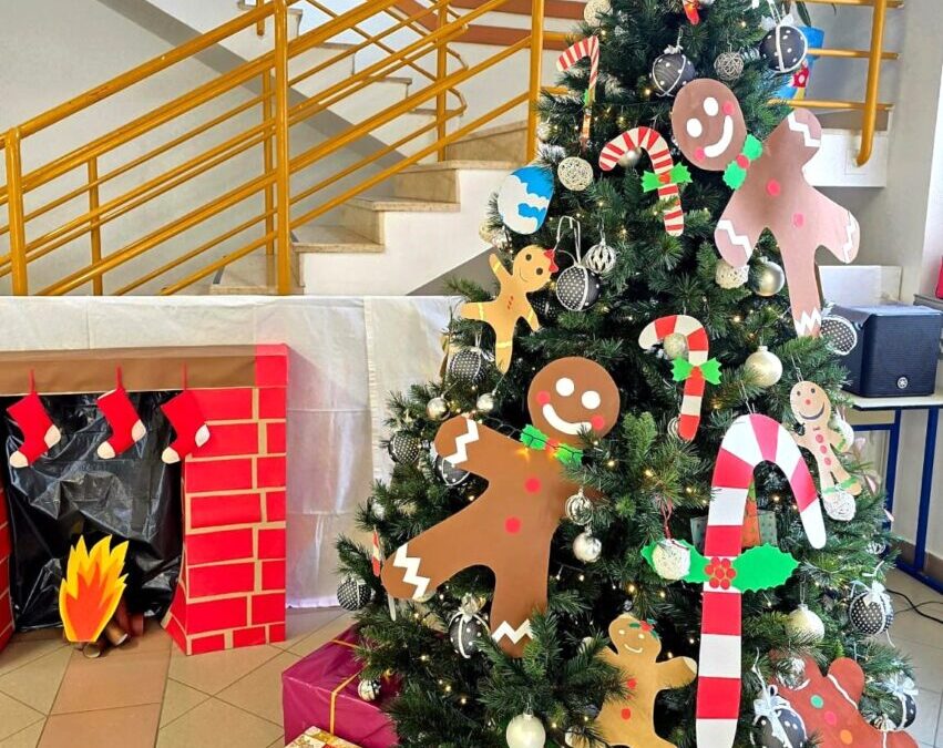 Božićno uređenje škole